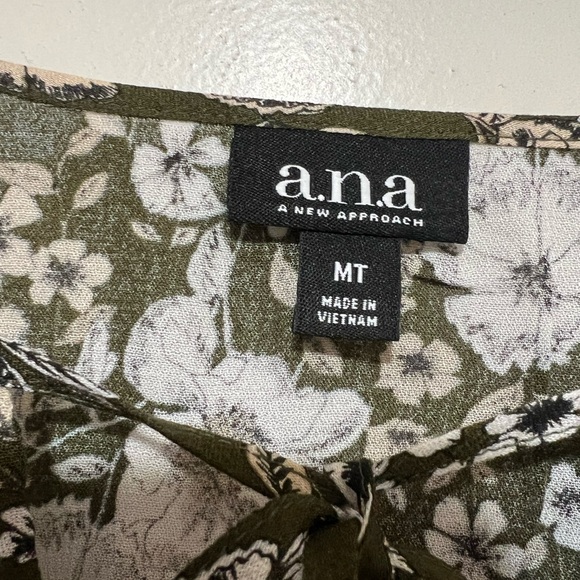 Women's Boho Blouse ANA A New Approach Size MT Green Floral W/Lattice Accent NWT - Picture 3 of 6
